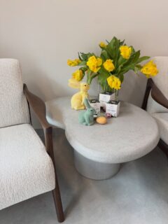 Често ни питате за тези маси и май е време и тук да ги покажем и да кажем, че са от любимите ни @kourasanit.bg по дизайн на @iviagallery 🤍
Прекрасен детайл в интериора ни! 🌸
#flowers #design #interior