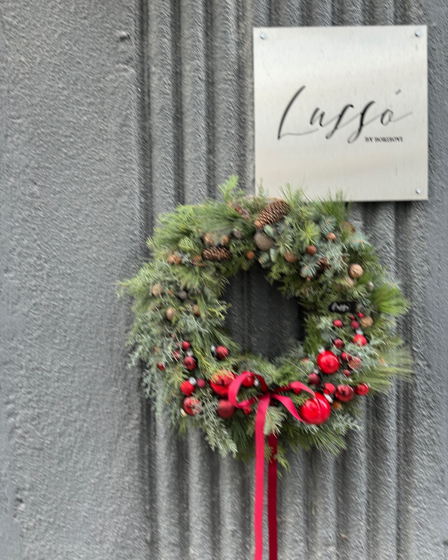 🎅🏼 Коледа ще дойде и при нас‼️
Поради топлото време все още е рано за нашите венци, които са изцяло от естествени клони.
Благодарим на всички, които вече ни пишат за тях!
Stay tuned! 🎅🏼
.
*Снимката е от миналата година!
.
.
#christmasiscoming #christmascountdown #lussobyborisovi #wreath